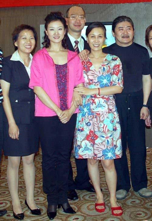 58岁宋祖英举办家宴!豪宅层高超五米,穿香奈儿手臂线条成亮点