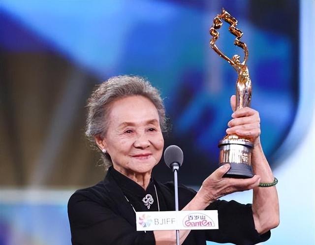 越“老”越美的6位女星,年轻时平平无奇,年纪大了反而美了