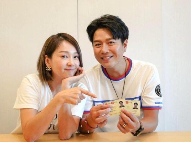 女星六月被曝出轨小20岁滑雪教练，夫妻已分床8年，丈夫选择原谅
