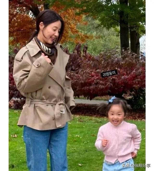 韩智慧和检察官老公带女儿出国旅行,女儿乖巧可爱一家人好幸福