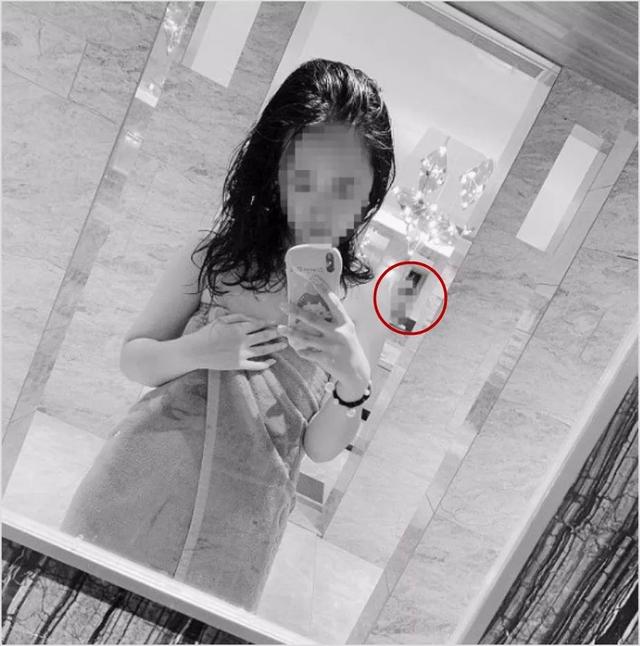 女孩网晒浴室自拍,俩女浴客成背景走光丨被质疑后仍不删除