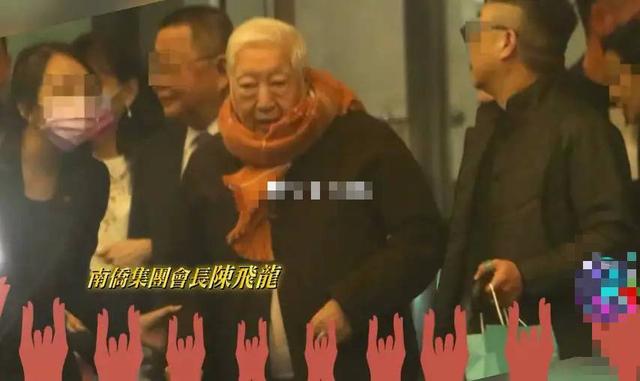 向华强72岁生日会大咖云集,打扮帅气显年轻,干儿子萧敬腾超贴心