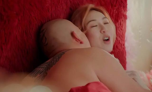 TVB知名女星新剧牺牲好大,床戏长达一分钟,被同剧壮男狂亲
