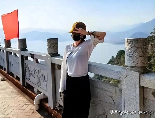 37岁杨幂现身福建爬山,身材依旧火辣,粉丝大声表白