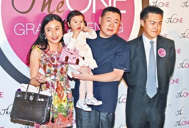 刘銮雄3个女儿：长女41岁无人敢追，次女改名，小女儿6岁身价80亿