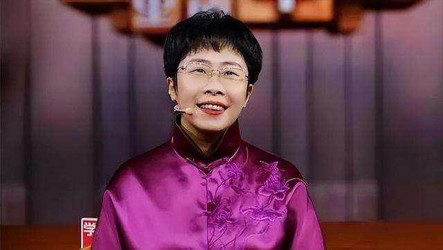 《百家讲坛》蒙曼49岁仍不结婚,朱迅问最想嫁给谁,她的回答亮了