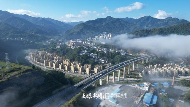 天青色等烟雨,而我在等你