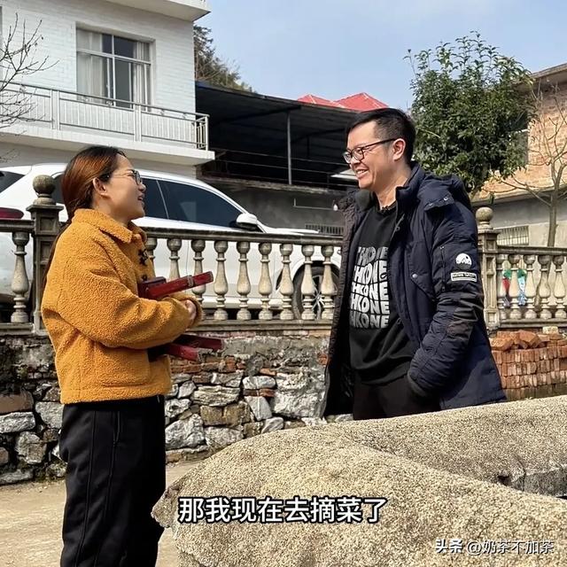 小凤回村过年入乡随俗,一秒变村姑,冷眉蹬高跟鞋嫌弃小凤手脏