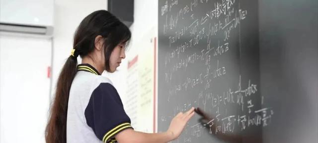 后续升级!50万粉女主持人曝猛料:有人掏钱请她抹黑姜萍