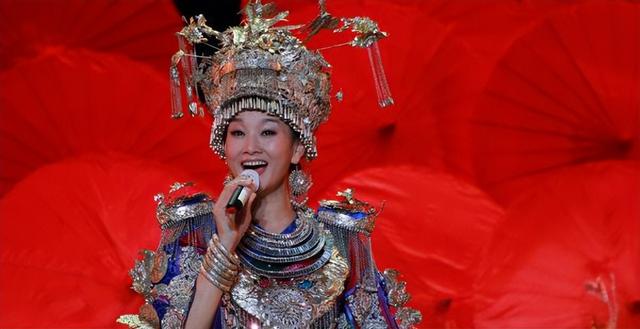 58岁宋祖英举办家宴!豪宅层高超五米,穿香奈儿手臂线条成亮点
