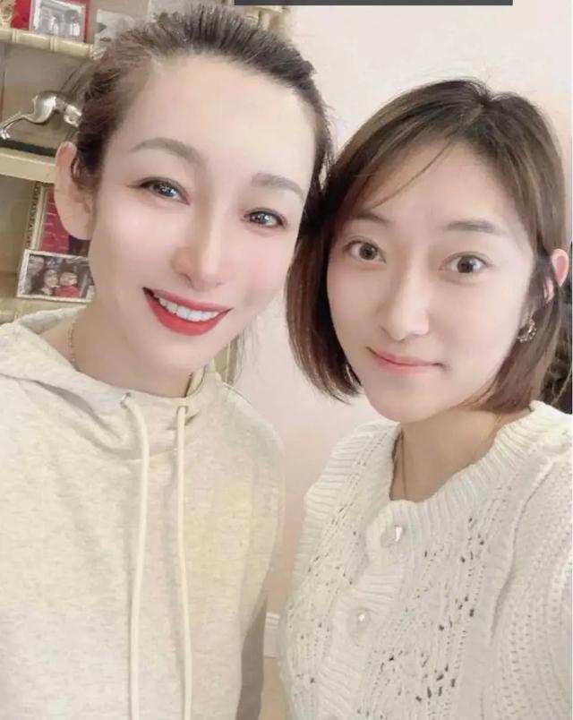 秦海璐王新军回娘家豪宅过年，弟媳贵气，侄子神似姑姑