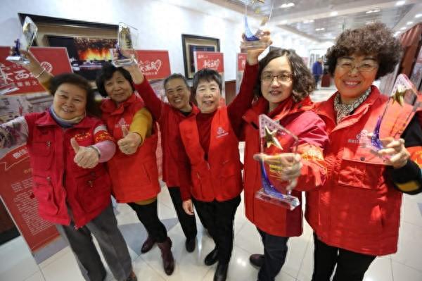 北京最美“西城大妈”亮相，实名注册志愿者已超八万人