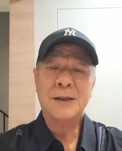 72岁李修贤被骂惨，与大傻模仿者一起直播带货，被斥消费已故好友