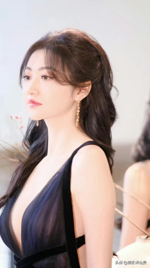 景甜 人间富贵花 成熟风情 面容姣好 长腿细腰 丰满身材 优雅迷人