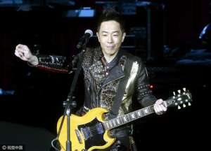 黄贯中老婆(黄贯中台北激情开唱 老婆朱茵带女儿台下聆听)