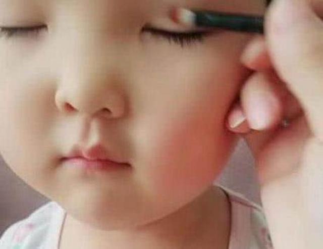 亲妈为了让六岁的女儿变美,亲自为娃“割双眼皮”,网友:心疼