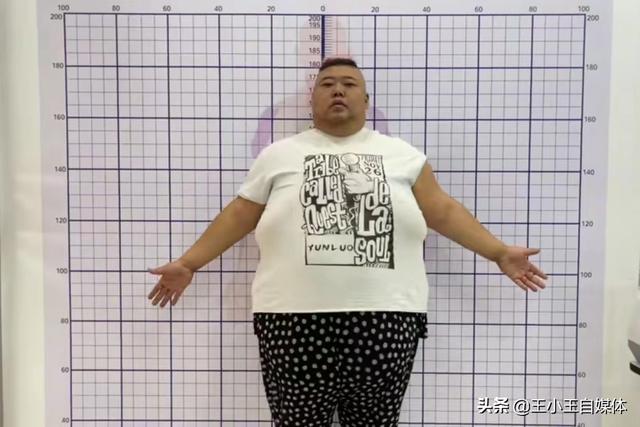 网红胖猴子已减重100斤,胸围高达164cm,腰围比自己身高还多