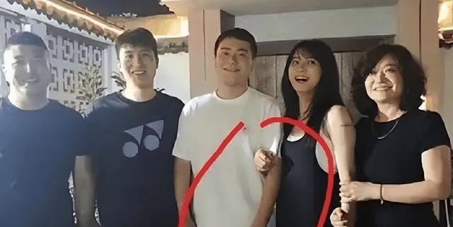 恭喜,27岁乒乓球国手妻子曝光,姐弟恋,女方颜值惊艳,家世显赫