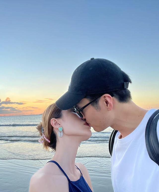 青春女星朱佳希分享海岛旅游写真,纯美泳装与男友深情激吻