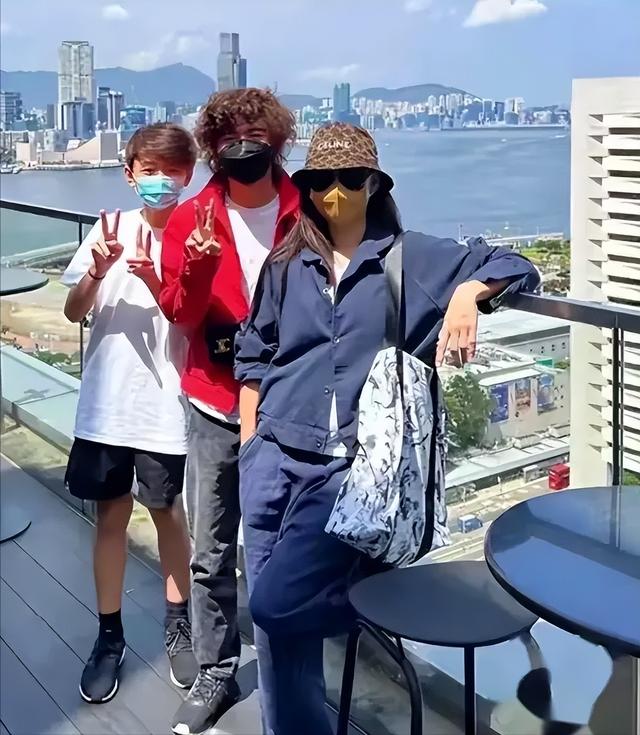张柏芝小儿子谢振南正面照曝光,颜值比大哥顶!网友:父母基因强