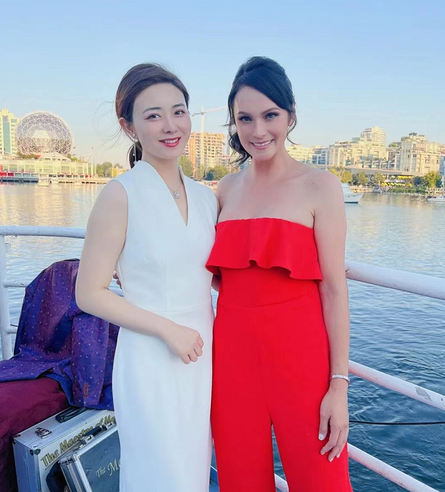 张柏芝姐姐近照!化浓妆穿连体衣秀身材,美貌出众定居国外当艺人