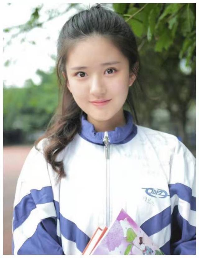 赵露思的老师给她起英文名Lucy,她改个字母,马上变得有小女人味