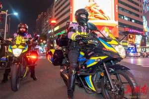 特警(打卡长沙黄兴铜像，女特警被围观：“太帅了”)