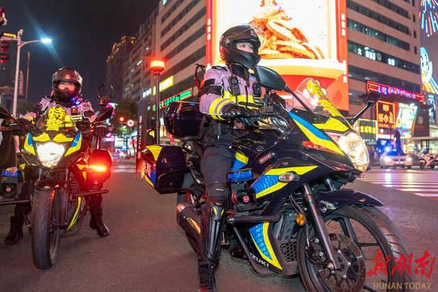 打卡长沙黄兴铜像,女特警被围观:“太帅了”