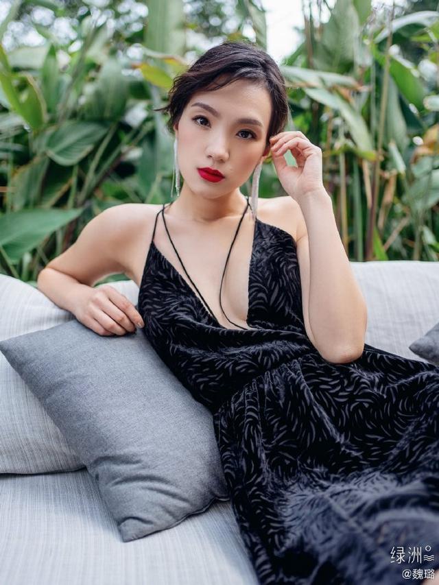 美女艺人魏璐：裸肩黑裙，亭亭玉立，性感红唇，微笑可人