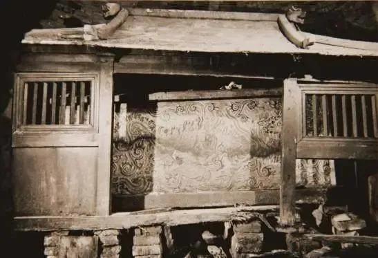 1974年盗墓贼养人脚獾寻到辽代大墓!挖出千年古酒名画?真相如何