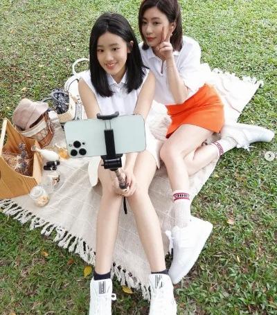 47岁贾静雯晒与女儿合照似姐妹，16岁大女儿颜值高，继承优良基因
