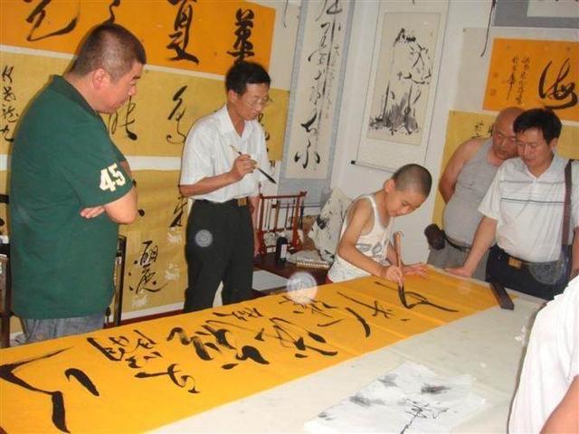 书法神童何世龙:9岁进书协,11岁4个字卖11万,今21岁的他在干啥