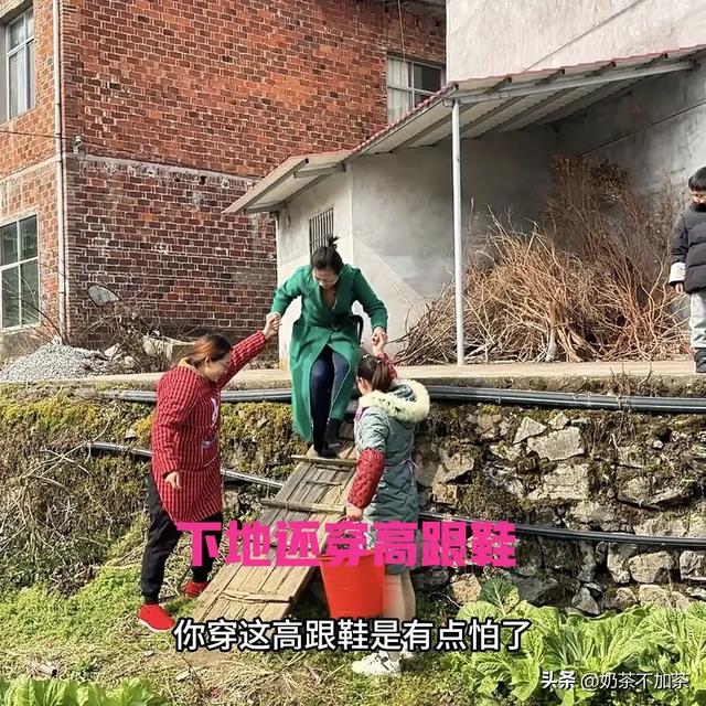 小凤回村过年入乡随俗,一秒变村姑,冷眉蹬高跟鞋嫌弃小凤手脏