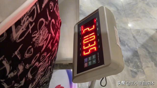 网红胖猴子已减重100斤,胸围高达164cm,腰围比自己身高还多