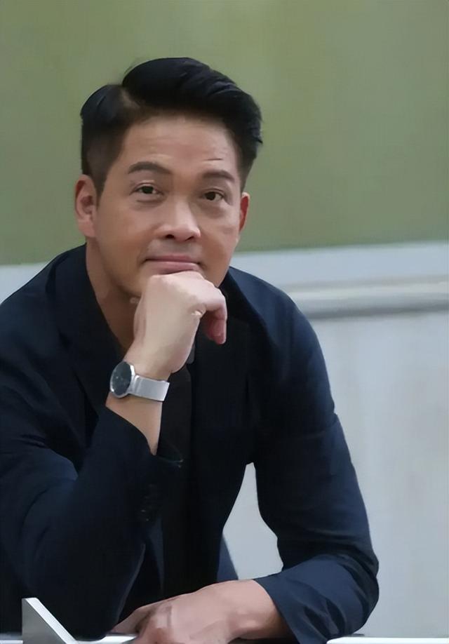 痛心疾首!郑启泰新婚离世,腹泻晕倒的真相为何?妻子怎样面对?
