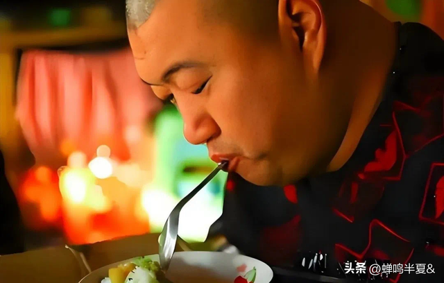 袁立东:天生没手脚,父母让他自生自灭,他却能娶妻生子靠嘴养家