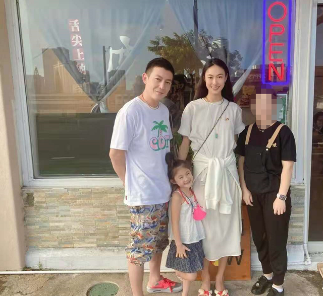 陈冠希近况曝光,打扮低调朴实被赞颜值回春,女儿甜笑星范十足