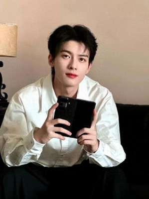 陈鹤一(陈鹤一：青春偶像的蜕变与成长)