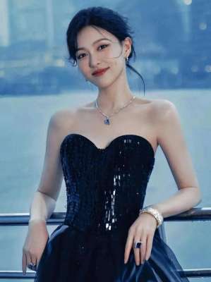 高定礼裙(唐嫣坦白了，一袭抹胸高定礼裙，大号水蜜桃碧海明珠，佳人倩影)