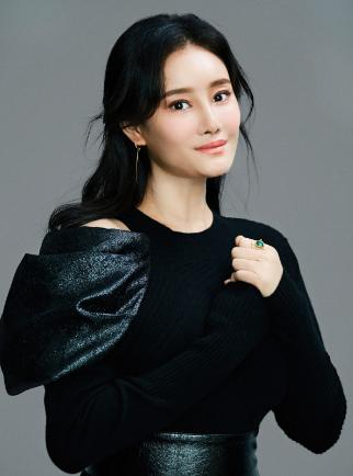 牛丽燕出身武术世家，不折不扣的女神，真实随性散发着迷人魅力