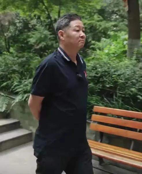 55岁赵亮:带模特老婆深山养鸡16年,满脸皱纹似老农,他到底图啥