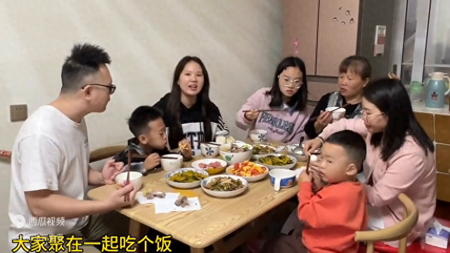 国庆假期马上结束,糖宝和乐乐准备返校,老妈特意备了丰盛...