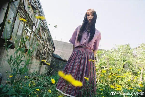 她是《恋爱先生》里抢眼的长腿精，竟然也能放下包袱扮丑耍宝？