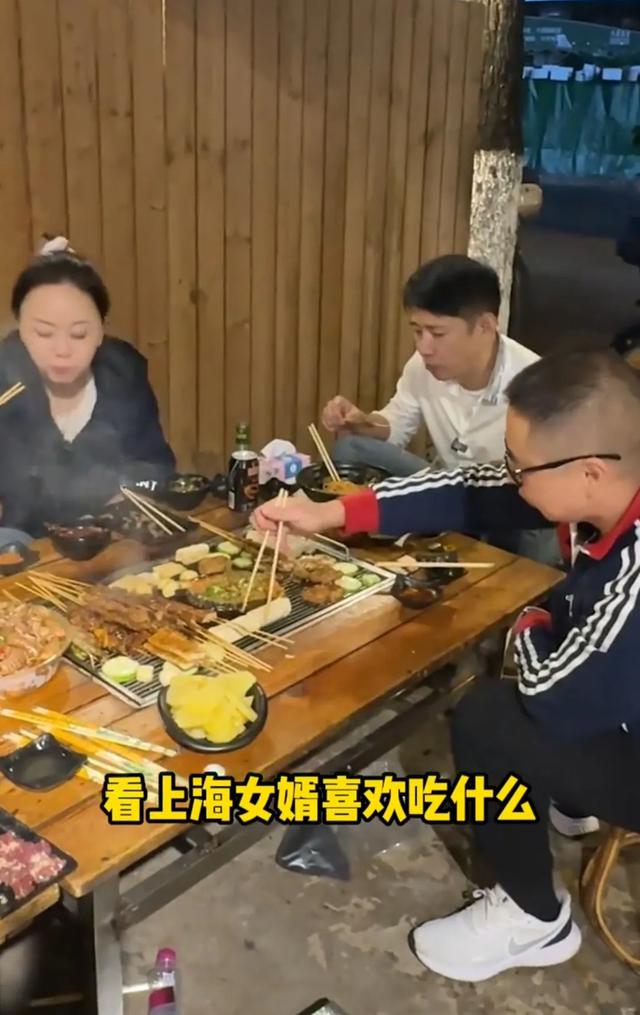46岁王一楠携老公回昆明老家,父亲和姐姐罕见露面,高鑫全程贴心