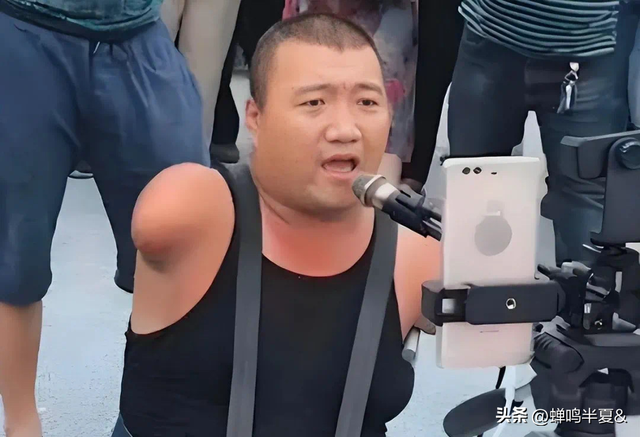 袁立东:天生没手脚,父母让他自生自灭,他却能娶妻生子靠嘴养家