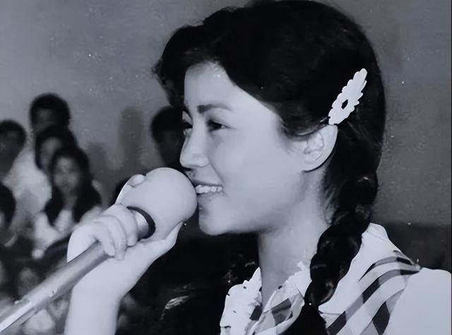 58岁宋祖英举办家宴!豪宅层高超五米,穿香奈儿手臂线条成亮点