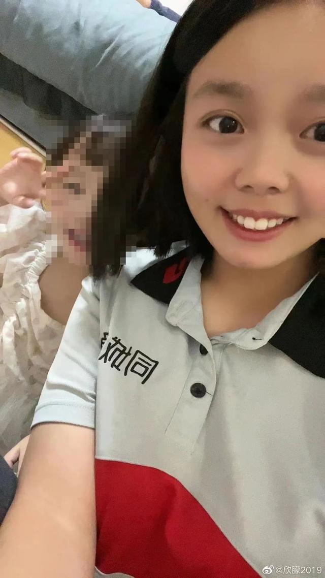 昨夜,她的笑容,让全网心疼……