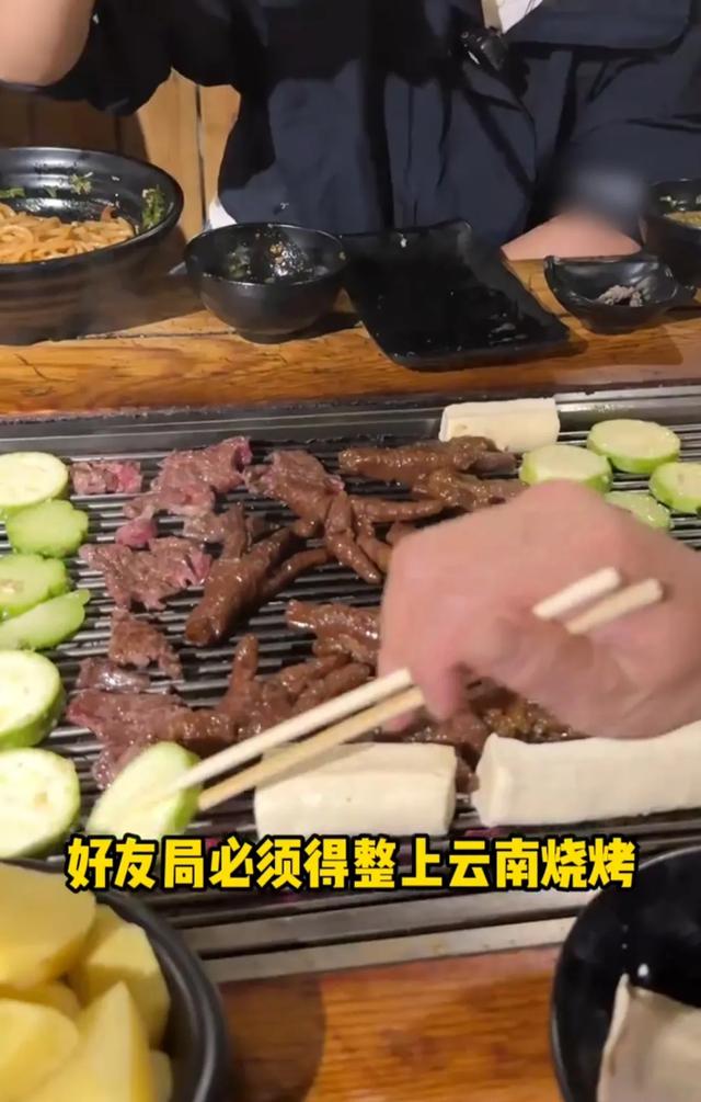 46岁王一楠携老公回昆明老家,父亲和姐姐罕见露面,高鑫全程贴心