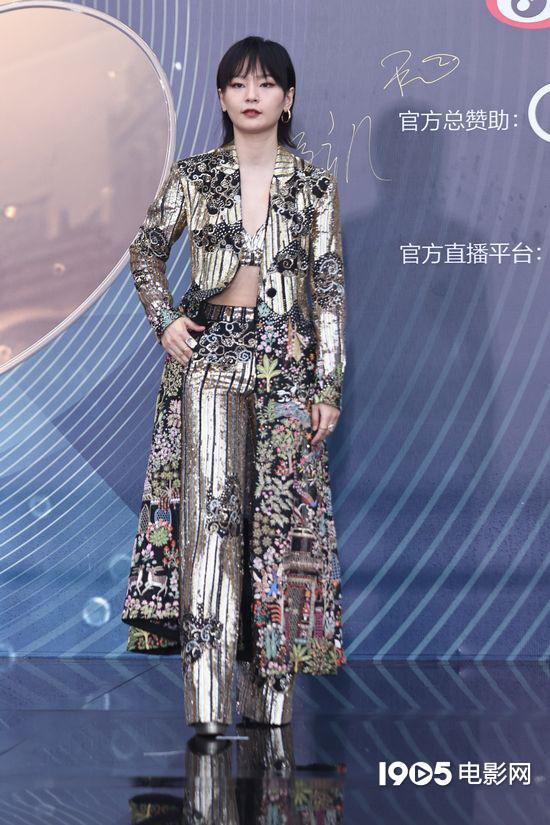 周笔畅鎏金套装闪耀全场!获赞“复古又性感”