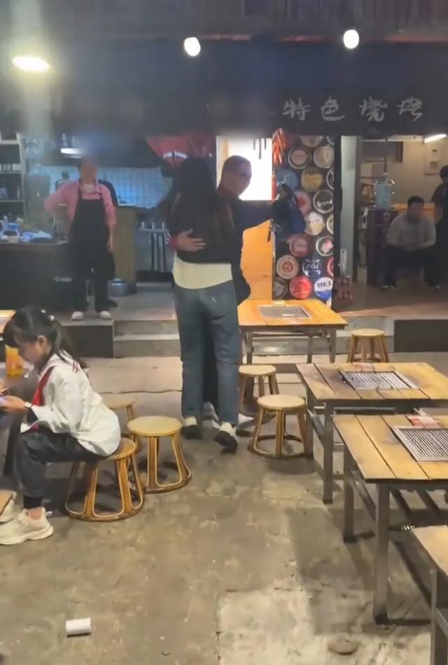 46岁王一楠携老公回昆明老家,父亲和姐姐罕见露面,高鑫全程贴心